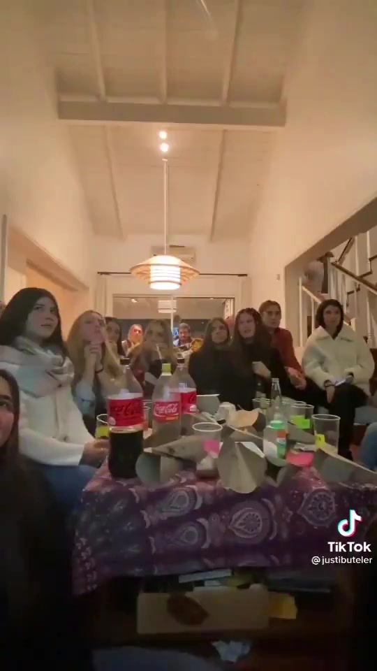 羡慕！一群国外小姐姐们是如何看球的？（国外怎么看球）