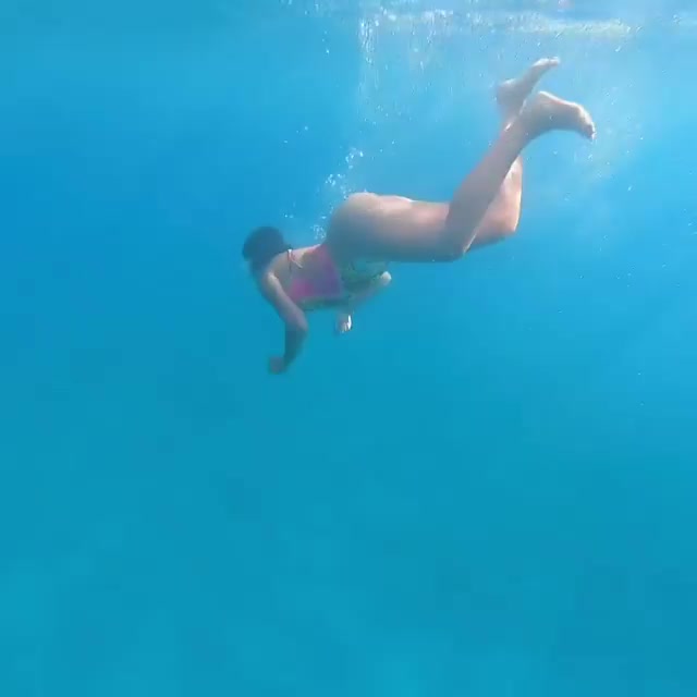 婀娜多姿！乔治娜水下化身美人鱼（乔治鱼人流）