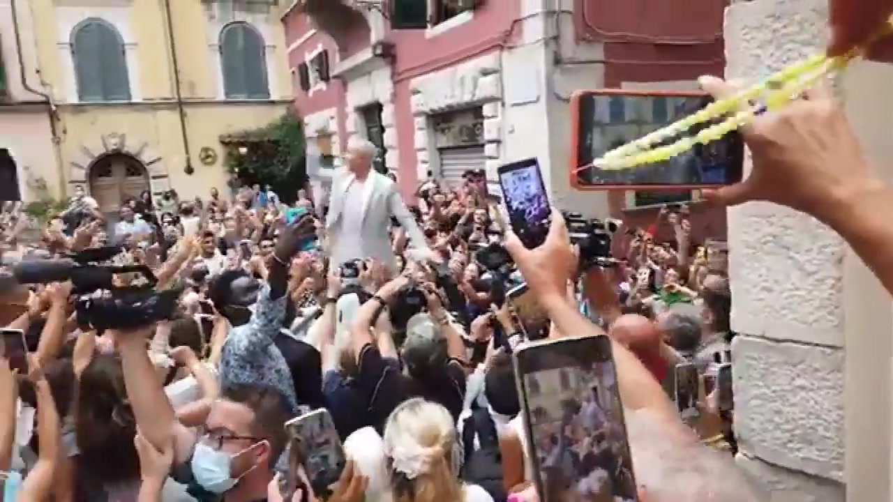 气氛组搞起!贝司机婚礼现场众人高歌“我们是欧洲冠军”!(贝司机是谁)