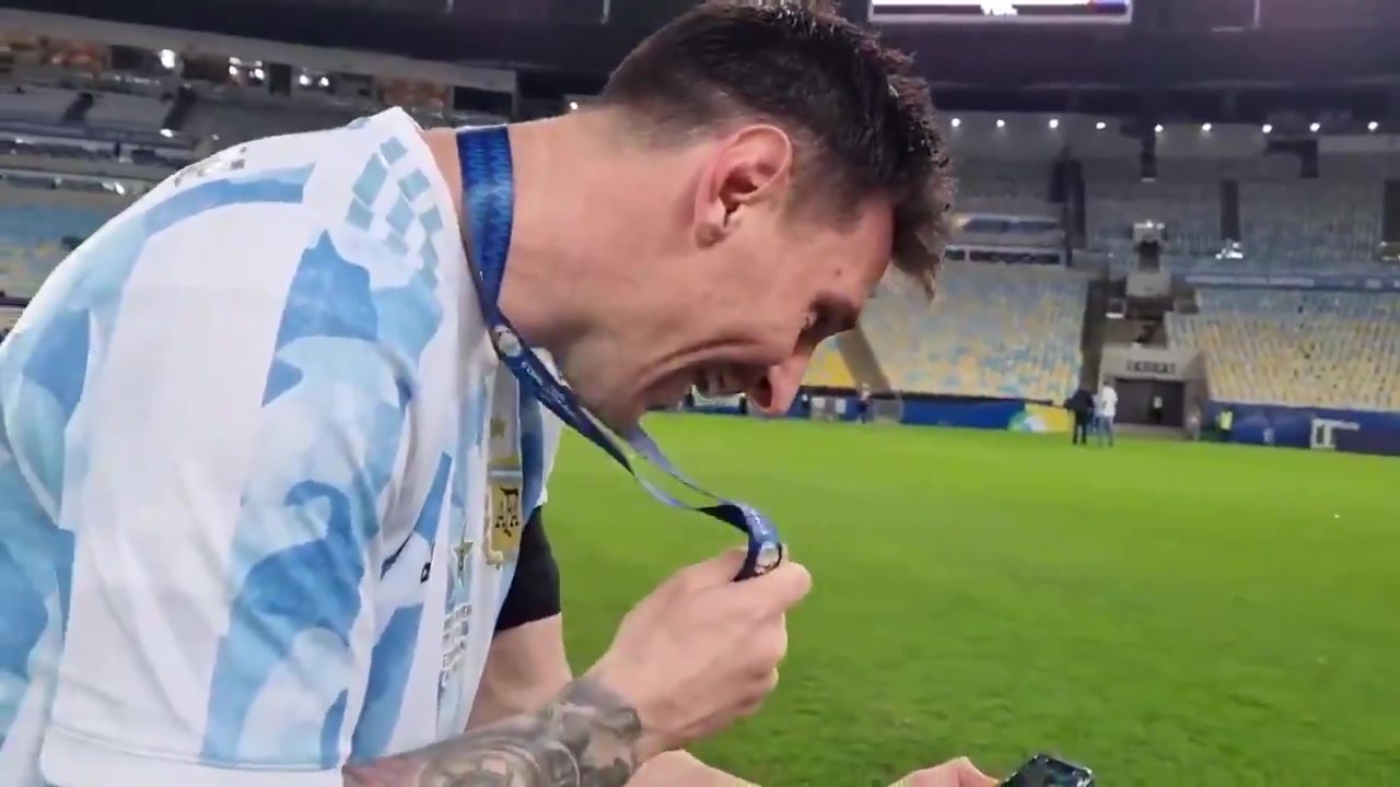 夺冠后梅西第一时间和家人视频分享奖牌（梅西夺冠瞬间）