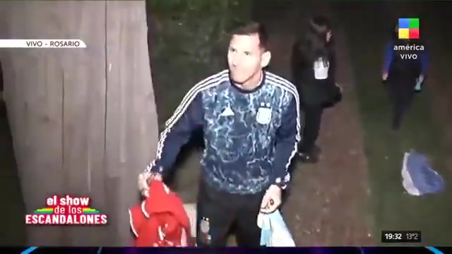 阿根廷夺冠！梅西回到罗萨里奥的家中给球迷签名（梅西带阿根廷夺冠）