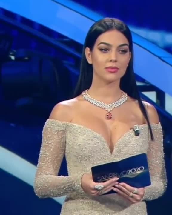 天生一对！C罗对着乔治娜满脸宠溺（c罗和女朋友乔治娜的故事）