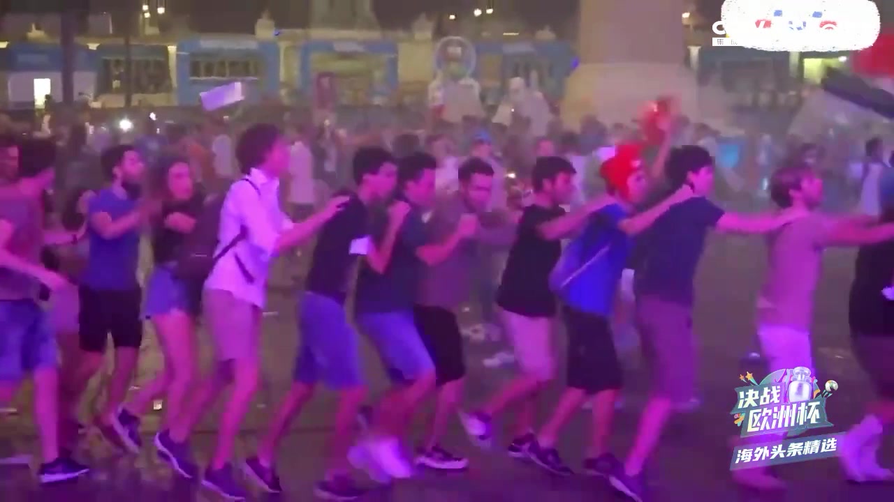 接着奏乐接着舞！意大利球迷疯狂庆祝（接着奏乐接着舞!意大利球迷疯狂庆祝）