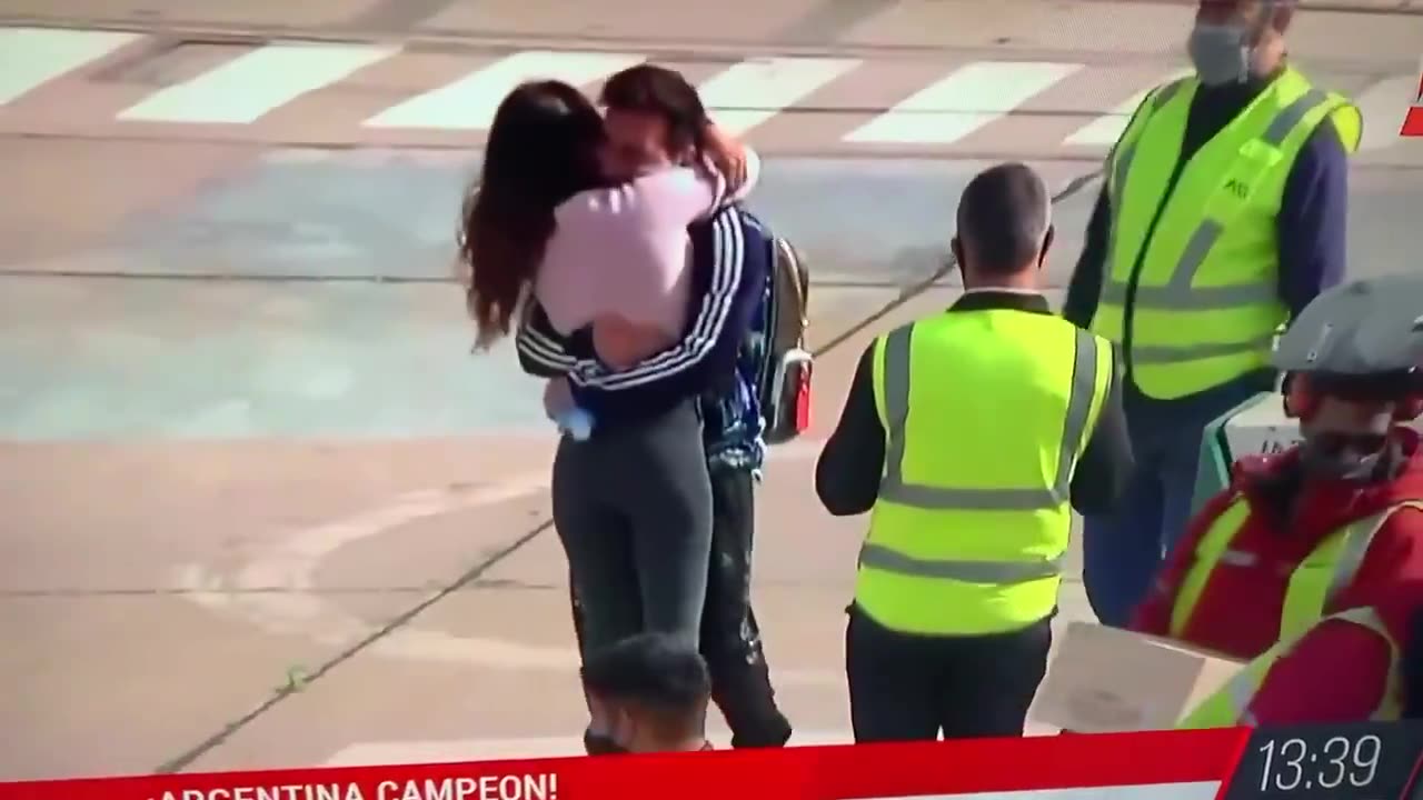 老公终于回家了！安东内拉一把跳入梅西怀里