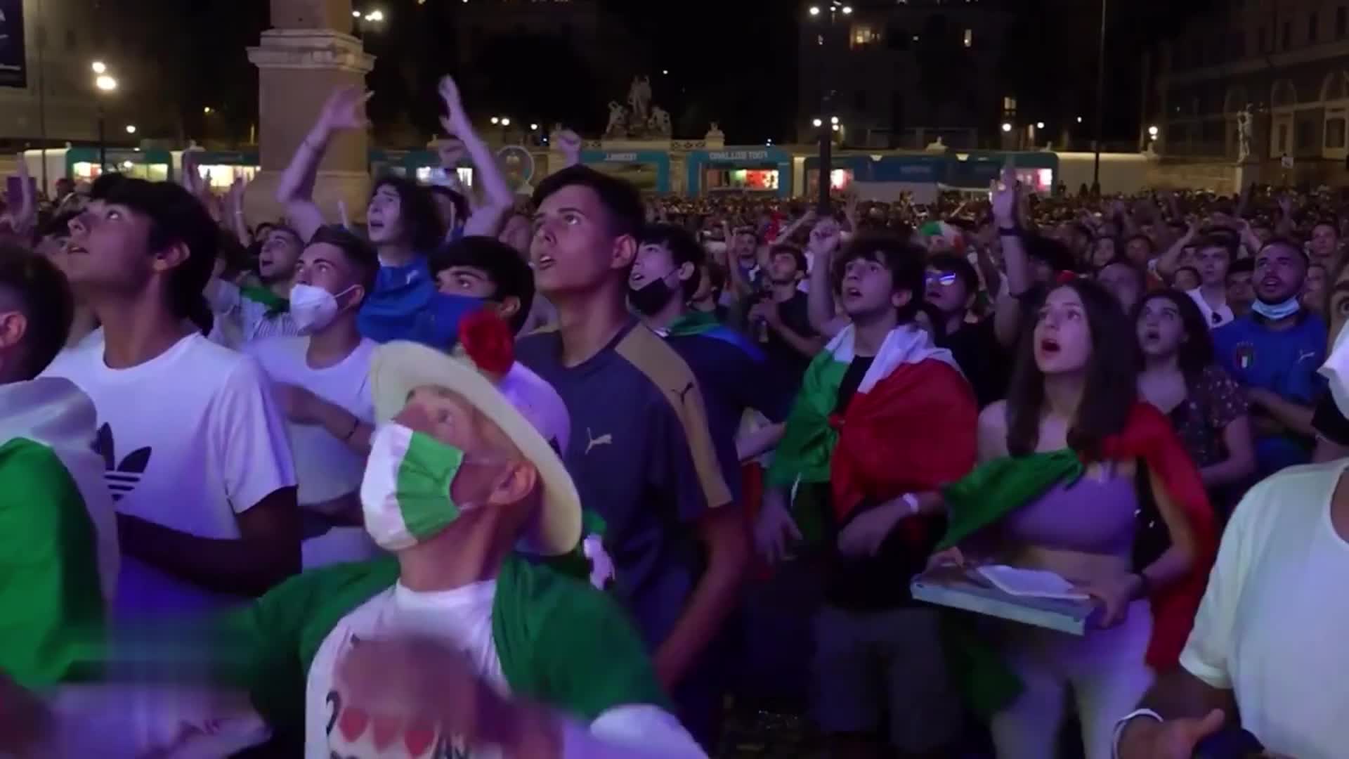 击败英格兰夺冠！意大利球迷疯狂庆祝（击败英格兰夺冠!意大利球迷疯狂庆祝视频）