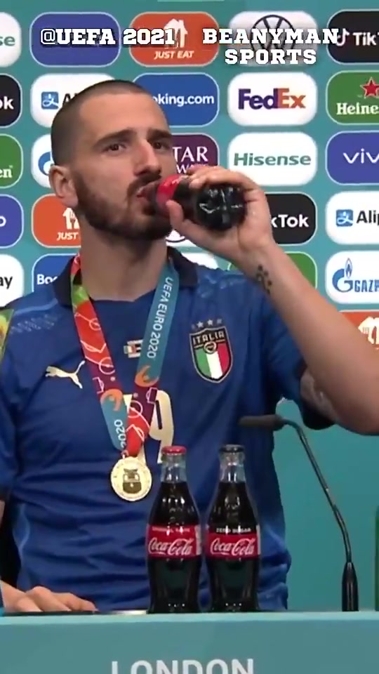 最大的赢家！夺冠后博努奇先喝啤酒再喝可乐（博努奇先喝啤酒又喝可乐）