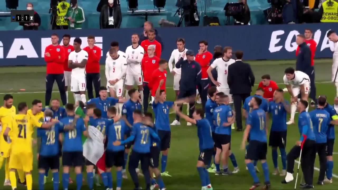 意大利众将疯狂欢庆夺冠 一傍英格兰球员尽显落寞（意大利 英格兰 全场）