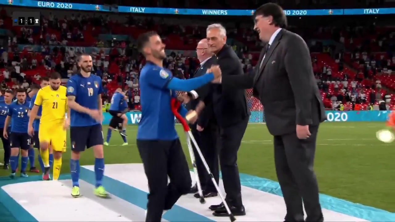 意大利左后卫之名！斯皮纳佐拉拄拐领奖牌（斯皮纳佐拉伟大的意大利左后卫）