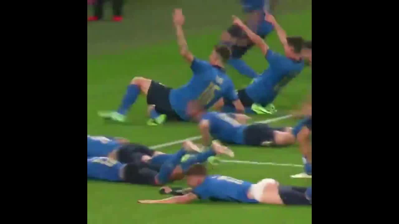 太搞笑了！因莫比莱滑跪庆祝裤子掉了 漏出白白的内裤（因莫比莱 白色内裤）