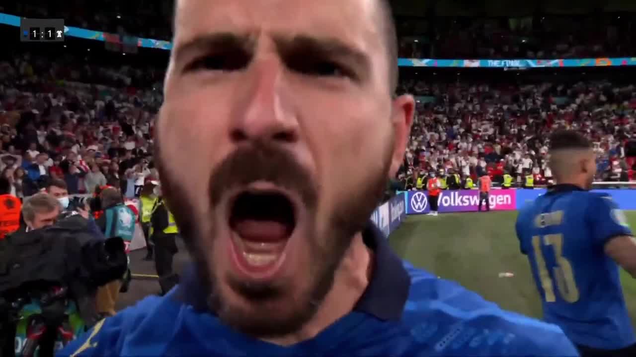 博努奇对着镜头大喊：足球回家！足球要回罗马（博努奇被当球迷）