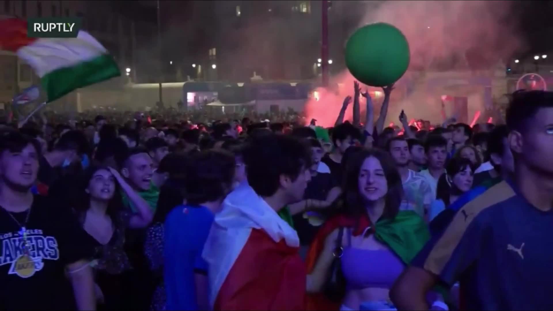 扳平比分！意大利美女球迷激情庆祝（意大利美女球迷视频）