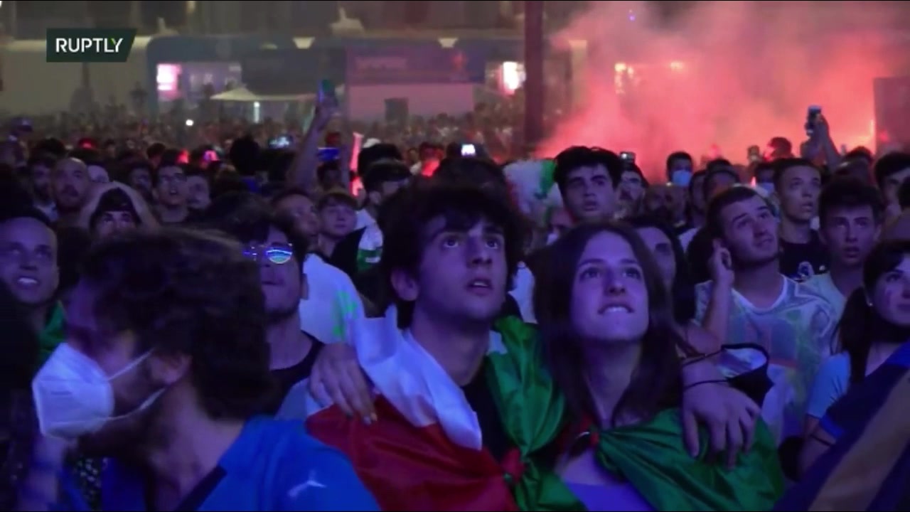 博努奇破门扳平比分！意大利球迷疯狂庆祝（意大利球员博努奇）