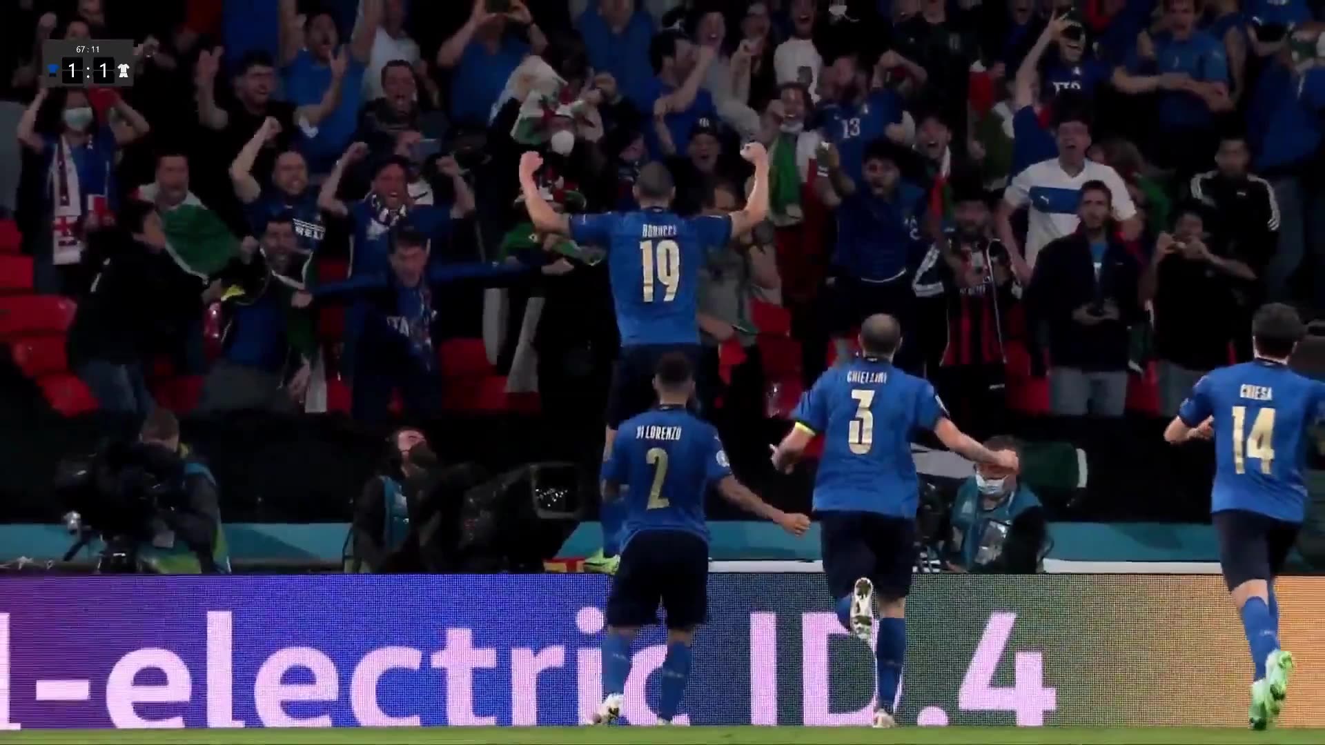 意大利扳平比分！博努奇破门后霸气庆祝（意大利队博努奇）