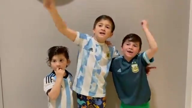 可可爱！梅西孩子们为冠军歌唱（梅西儿子唱歌）