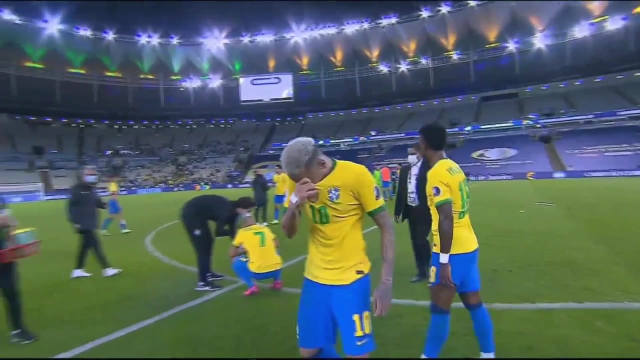 悲喜两重天！比赛结束阿根廷疯狂庆祝 巴西众将黯然泪下（阿根廷巴西比赛结果）