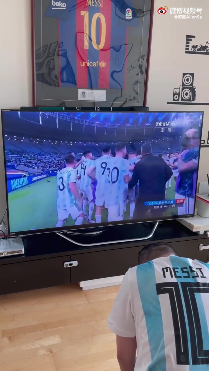 苏醒哭了！高喊阿根廷和梅西跪地良久（苏醒高呼梅西庆祝阿根廷夺冠）