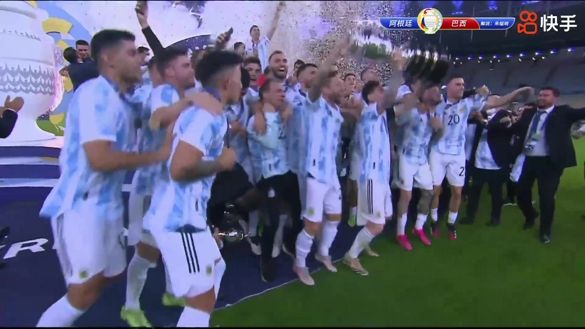 捧杯激动人心！梅西捧起美洲杯冠军奖杯全队欢庆（梅西主场捧起美洲杯冠军奖杯）