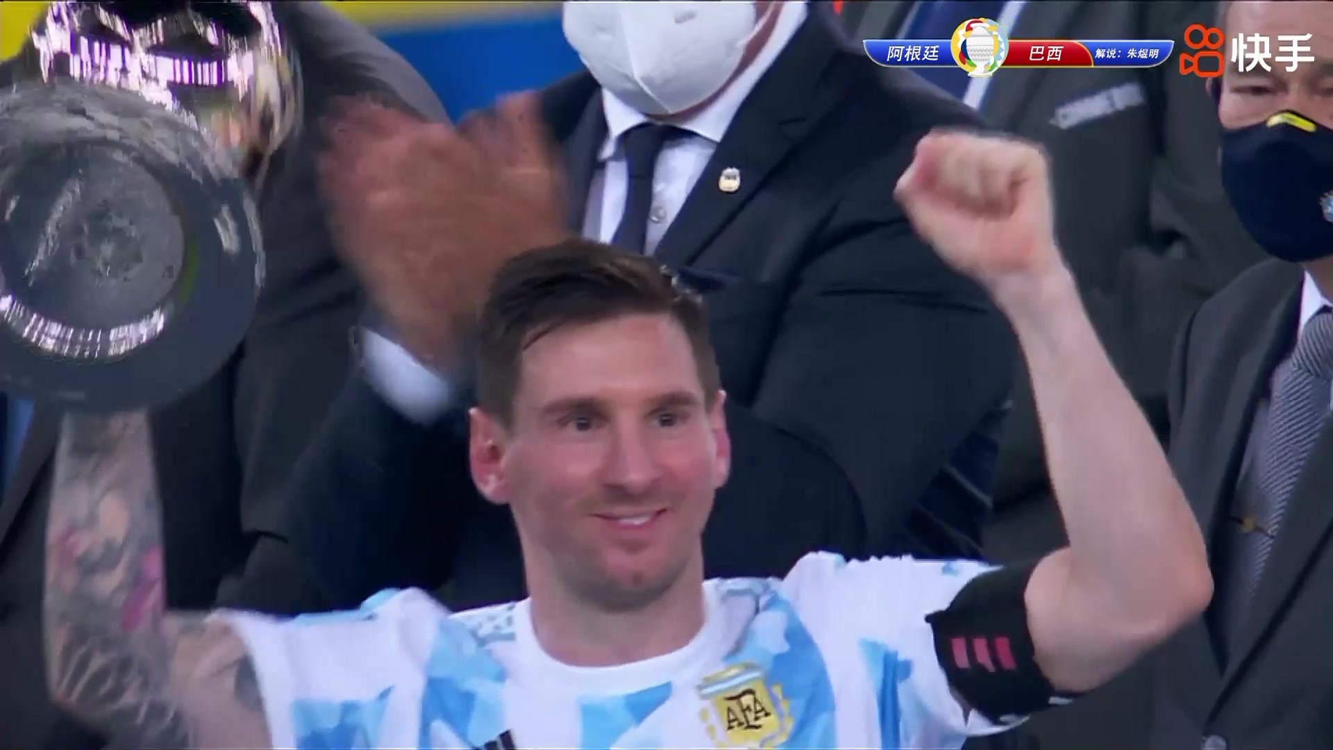 拿奖拿到手软！梅西包揽本届美洲杯最佳球员＆最佳射手（官方:梅西、内马尔共同当选美洲杯最佳球员）