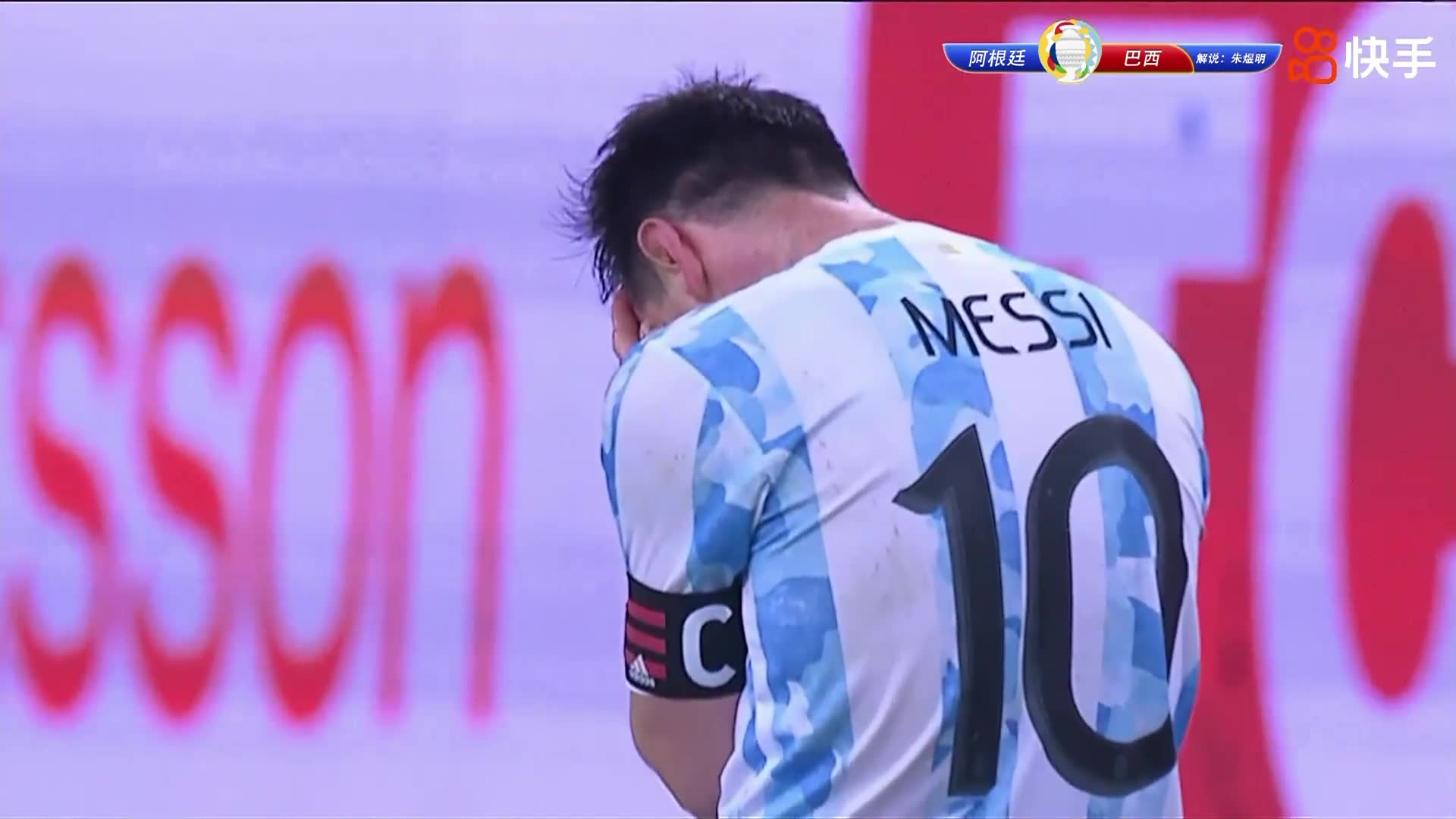 比赛结束哨声吹响 梅西跪在地上激动庆祝（梅西中场哨声）