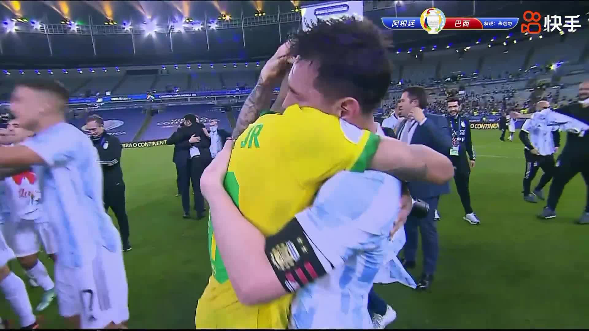 惺惺相惜！内马尔与梅西两人紧紧相拥25秒（内马尔与梅西拥抱）