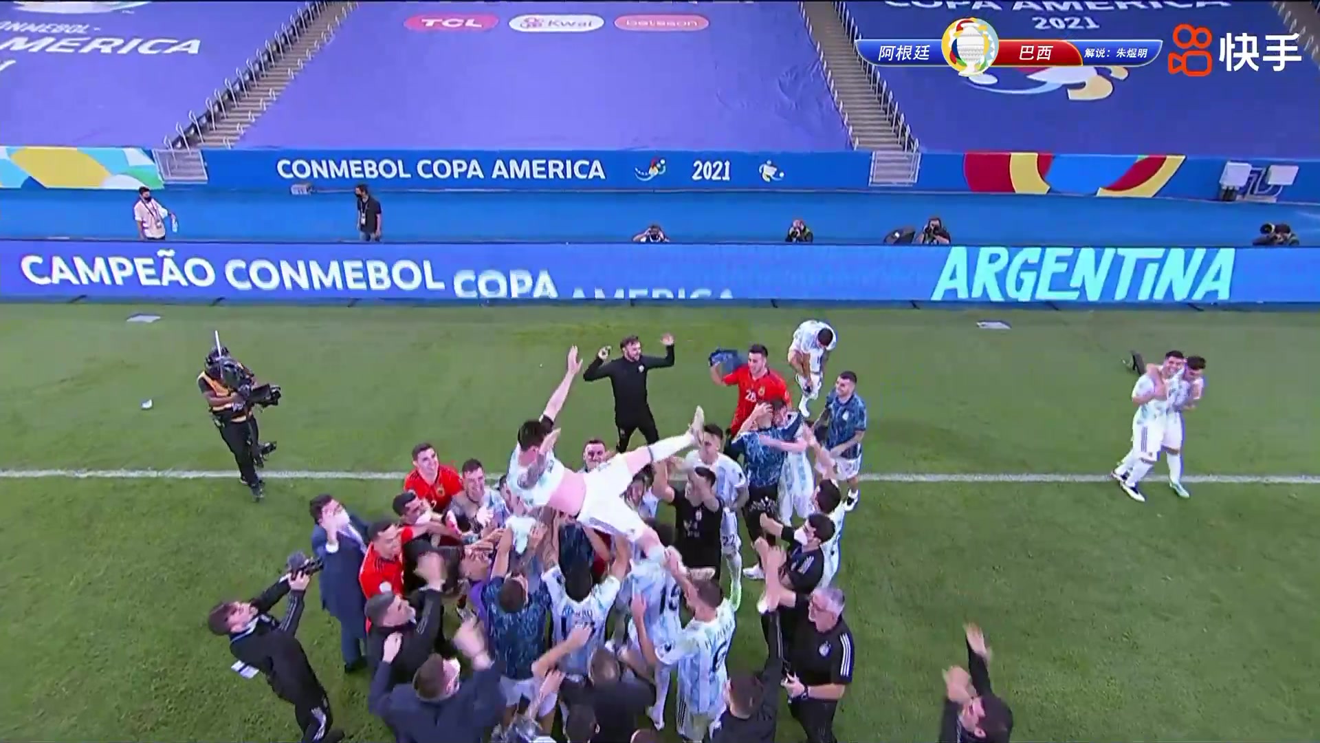 终于拿下国家队荣誉！梅西被全队高高抛起庆祝（梅西在国家队）