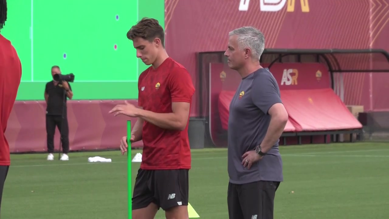 穆里尼奥罗马首堂训练课 与姆希塔良交流有说有笑（穆里尼奥罗马首秀）