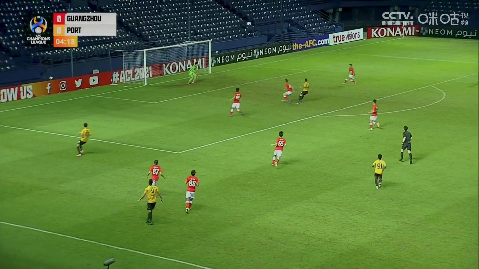 开场送礼！廖锦涛忙中出错解围助攻苏亚雷斯破门