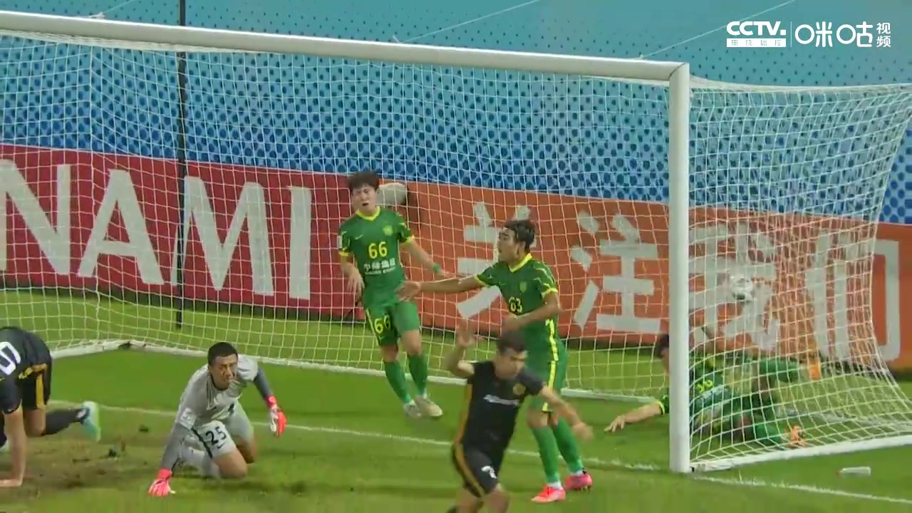 郭全博扑救失误脱手 联城门前两连击扳平比分（郭全博资料）