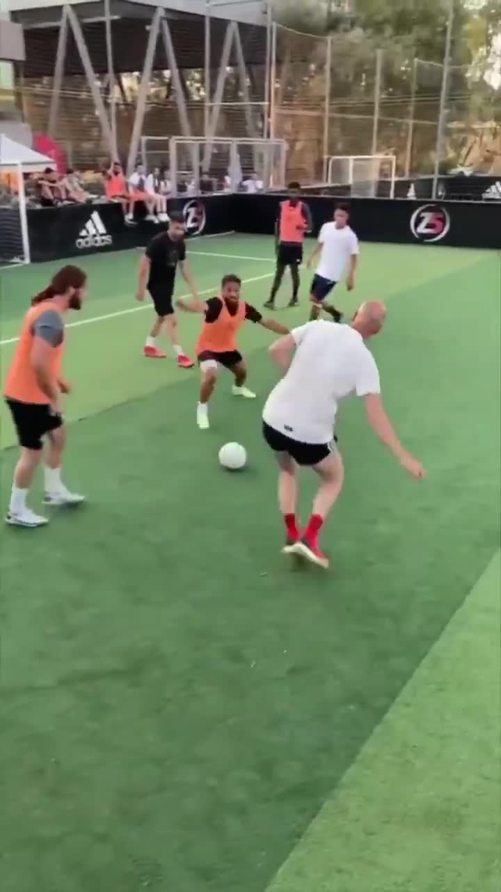 还有几成功力？齐达内现身五人制野球场（齐达内五人制足球赛集锦）