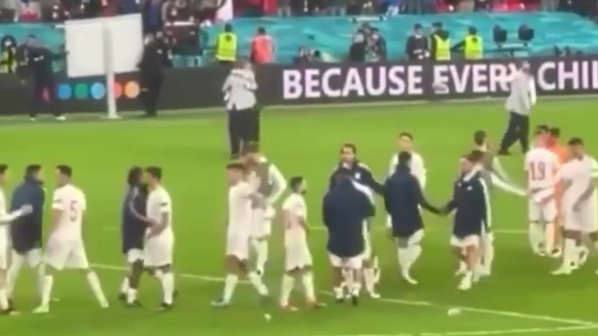 西班牙众将安慰18岁的少年佩德里（西班牙 佩德里）