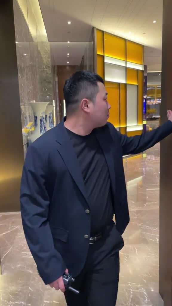 大堂经理发现不同员工看欧洲杯