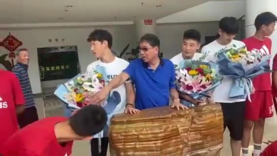 武磊和海港球员回到崇明基地看望徐根宝（武磊和海港球员回到崇明基地看望徐根宝了吗）