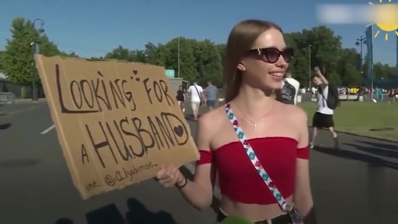 我 可 以!俄罗斯美女球迷欧洲杯场外募集老公(俄罗斯最美女球迷是)