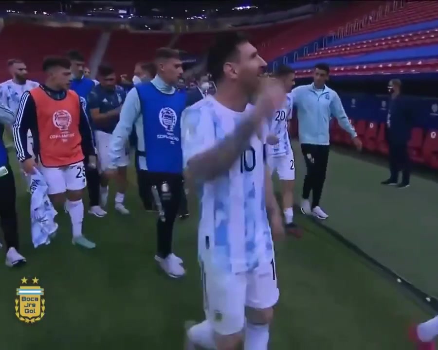 兴奋！梅西赛后一瘸一拐挥拳庆祝（梅西赛后动情落泪）