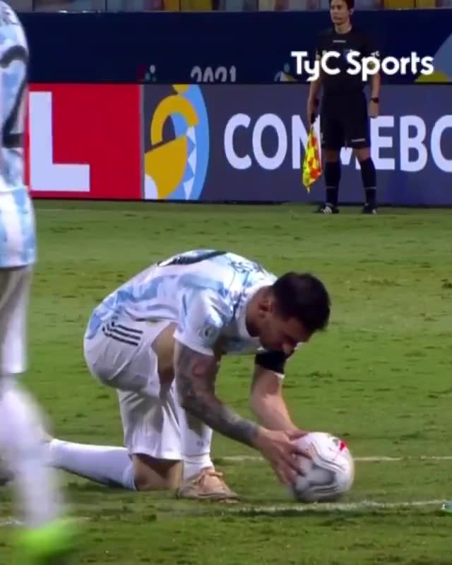 施法！梅西“点球”前认真摆放皮球（梅西的点球）