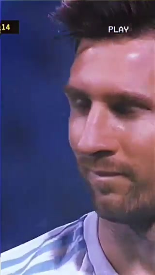 藏不住了！梅西任意球微微一笑很致命（梅西任意球短视频）