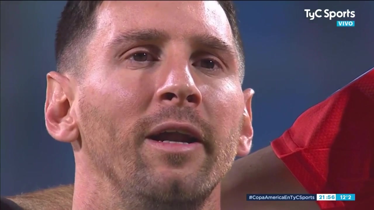 充满了对阿根廷的爱！梅西唱国歌时快哭了（梅西身披阿根廷国旗）