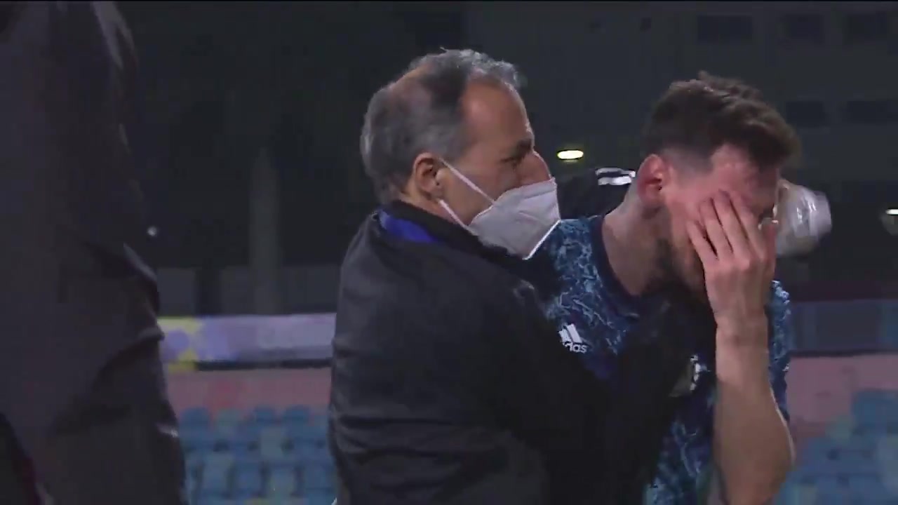 赶紧揉揉！赛后梅西脸部被打痛了（梅西脸着地）