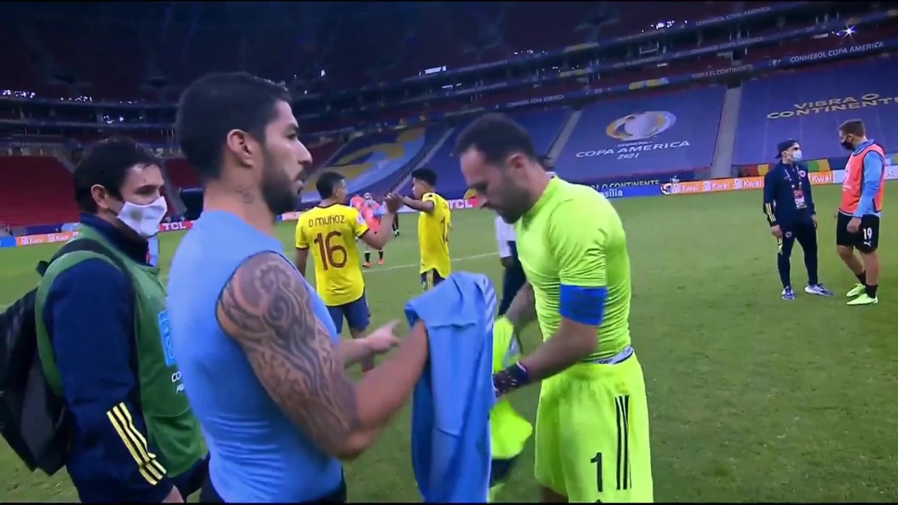 两扑点球！苏牙和奥斯皮纳交换球衣拥抱致敬（苏牙穿过几号球衣）