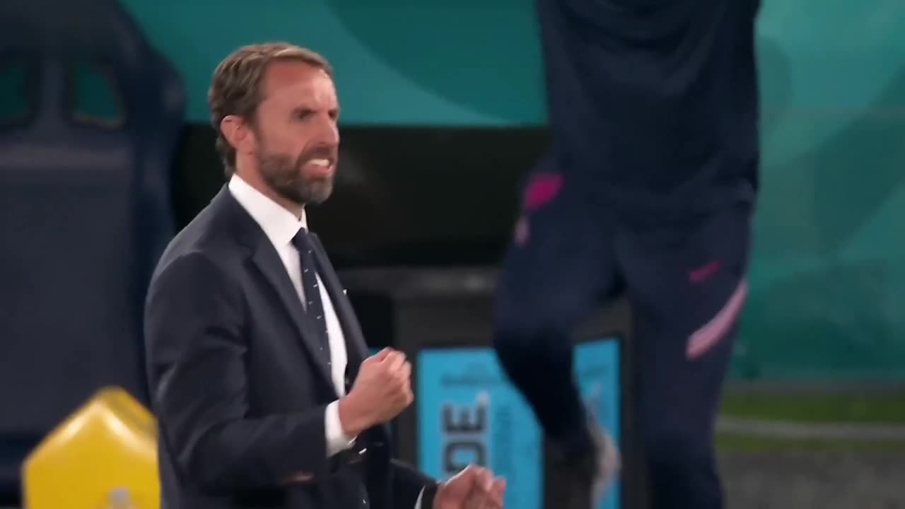 凯恩闪电破门取得领先 主教练索斯盖特握拳庆祝（凯恩半场吊射破门）