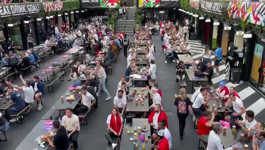 稳了？当桑乔首发名字被读出时，英格兰球迷欢呼庆祝（桑乔入选了英格兰国家队吗）