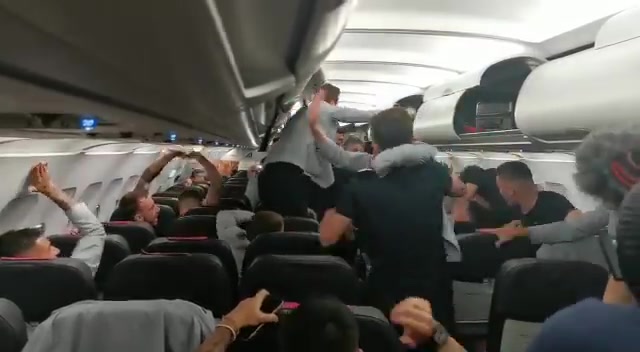 晋级半决赛！意大利众将飞机上高歌庆祝（意大利飞机表演）