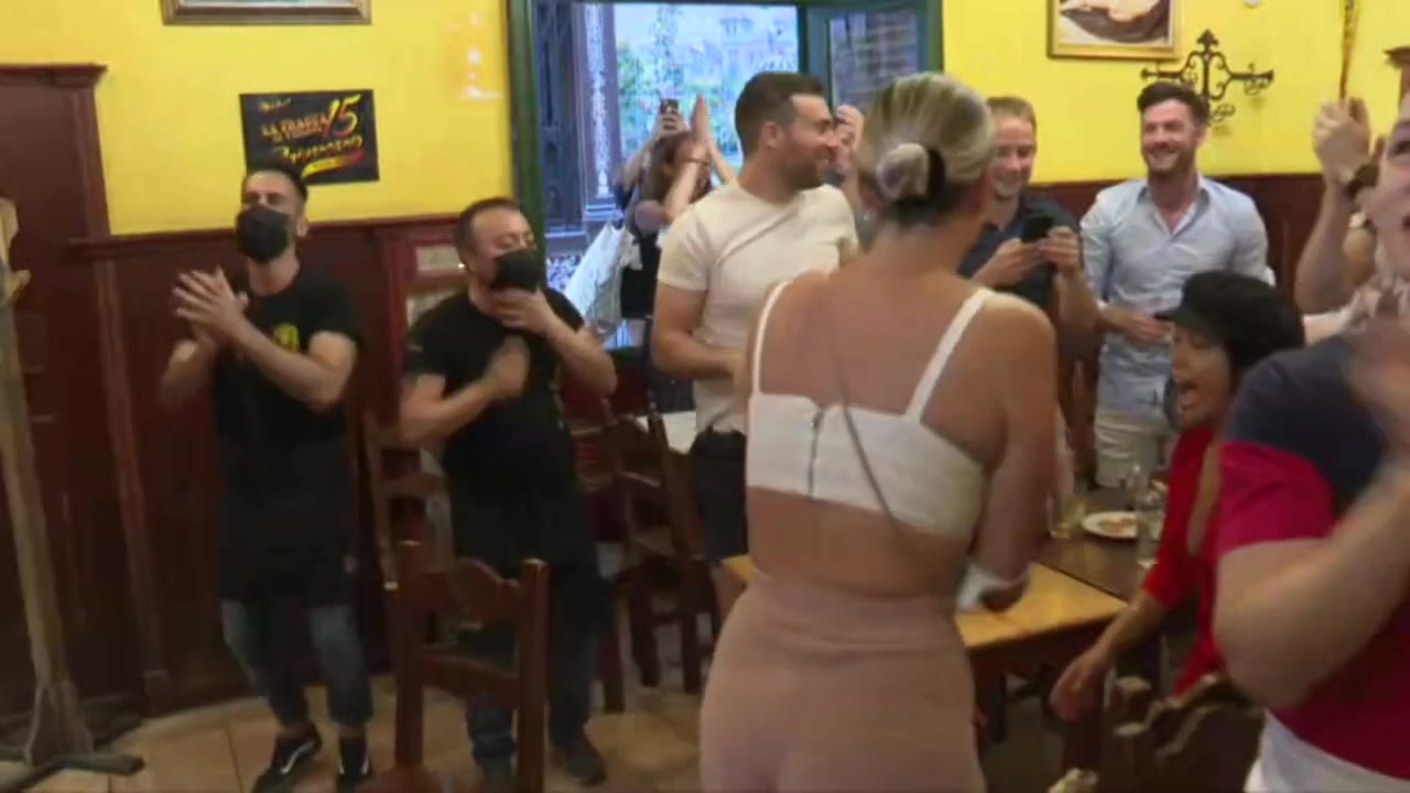 唱歌跳舞！马德里球迷庆祝西班牙晋级四强（西班牙马德里球赛）