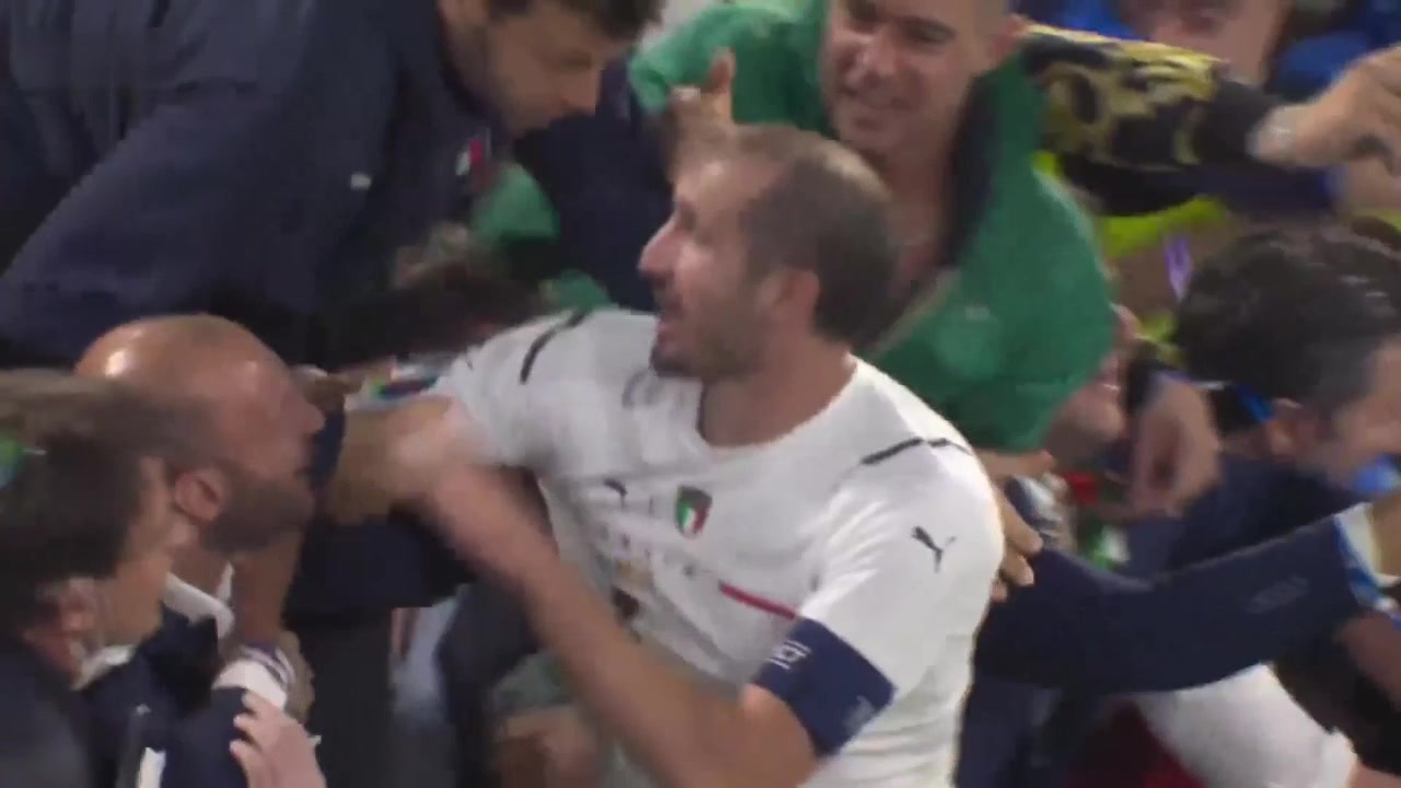 疯狂争抢！球迷狂拉基耶利尼要求赠送球衣（基耶利尼 拉人）