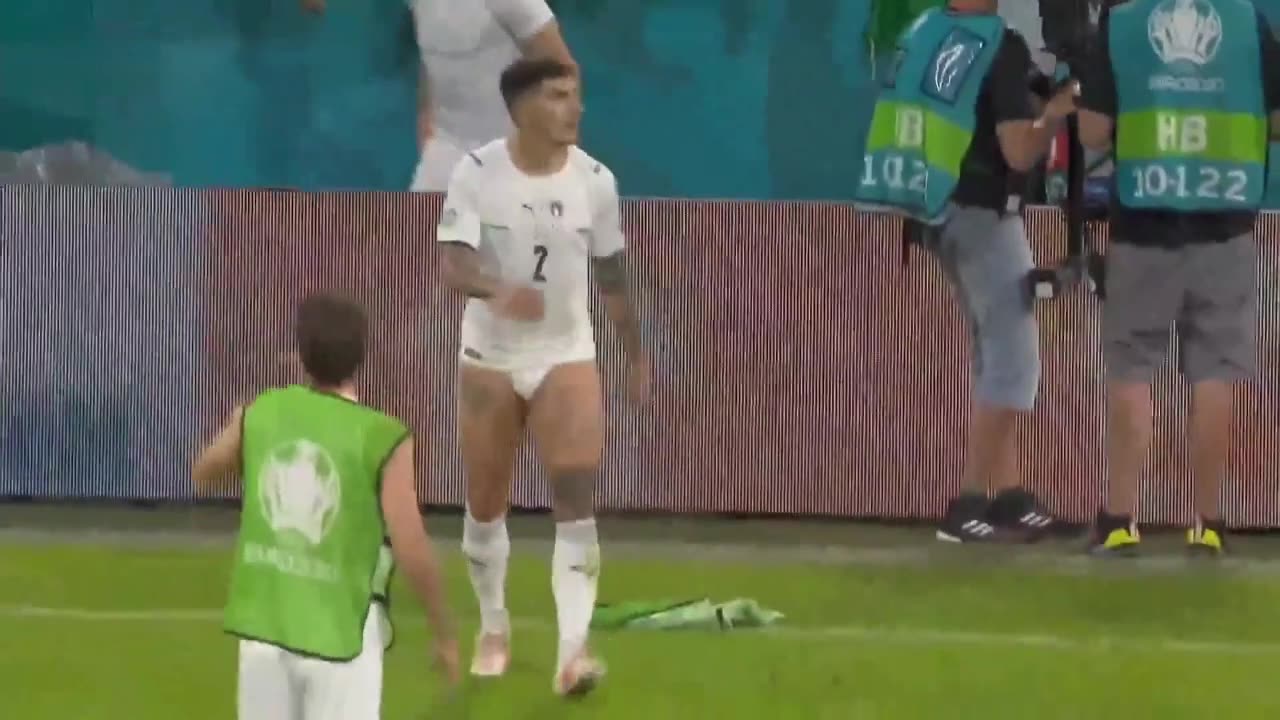 只剩内裤！迪洛伦佐庆祝时球裤被扒了