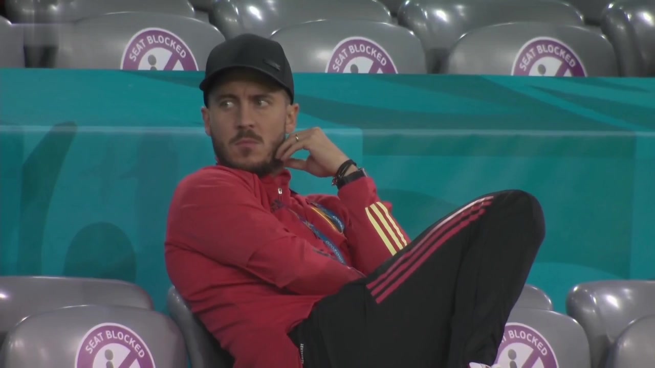 带帽作壁上观！阿扎尔看台目送比利时出局（阿扎尔在比利时几号）