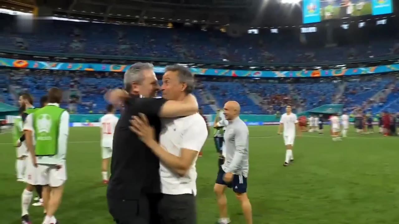 点球取胜惊险晋级4强 恩里克和教练团队疯狂庆祝（恩里克停球）