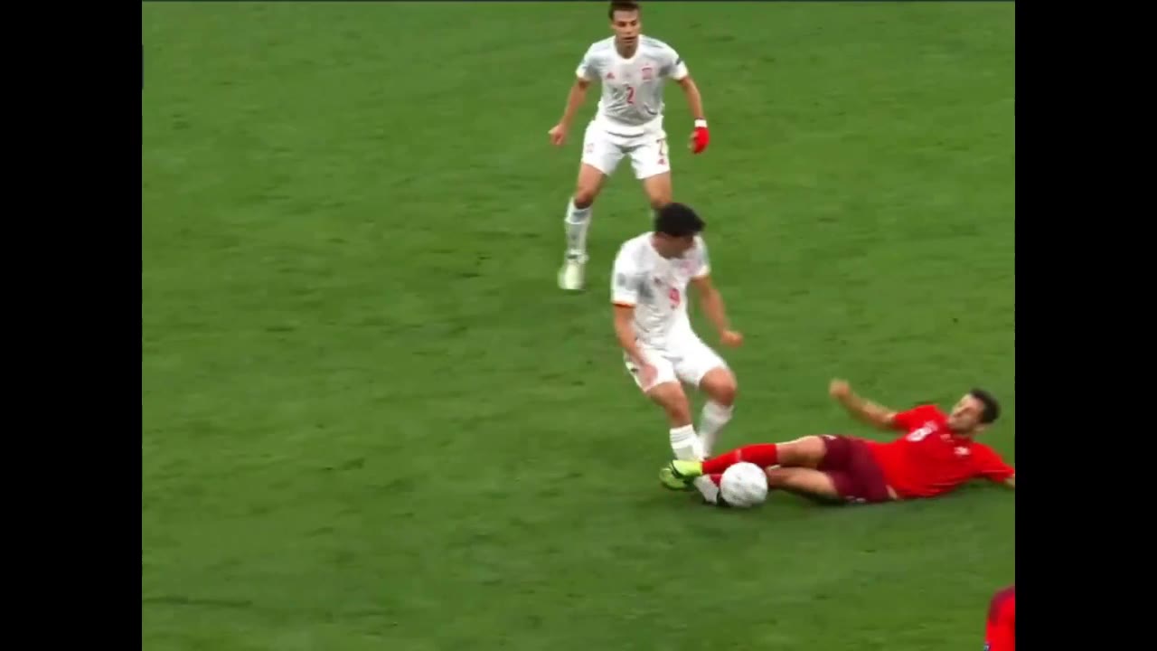 瑞士少打一人！弗鲁勒放铲犯规被直红罚下（瑞士弗鲁蒂根）