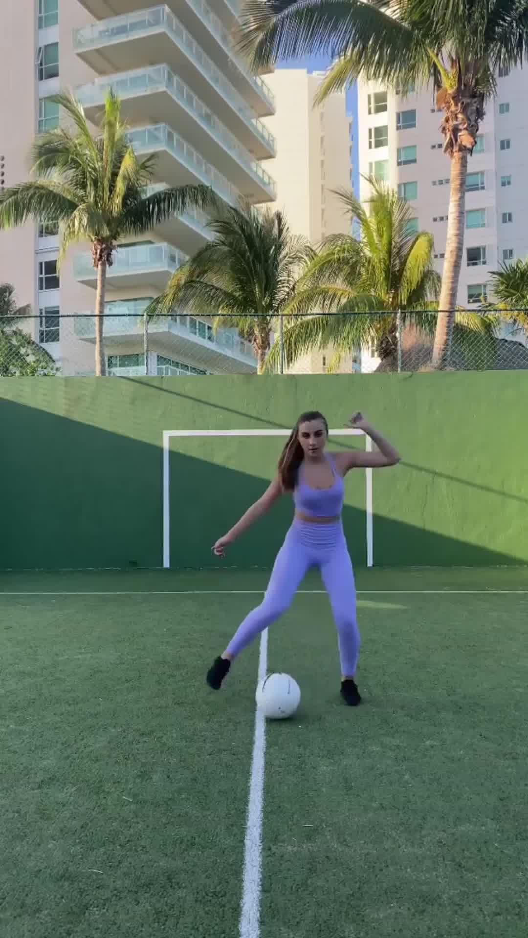 一心多用！小姐姐带球躲过多球攻击