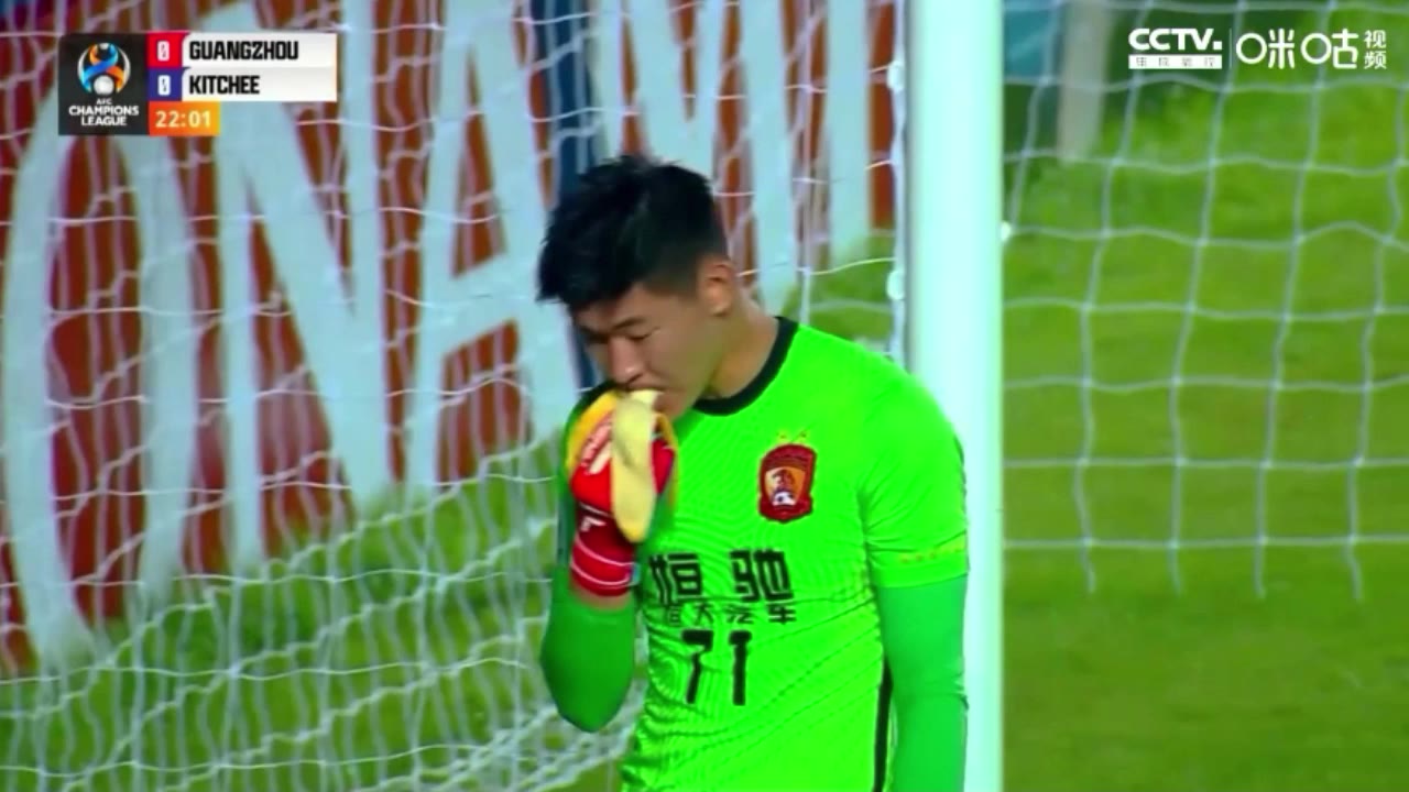 补充能量！广州门将张健智比赛期间吃了一根香蕉（张健智 青训）